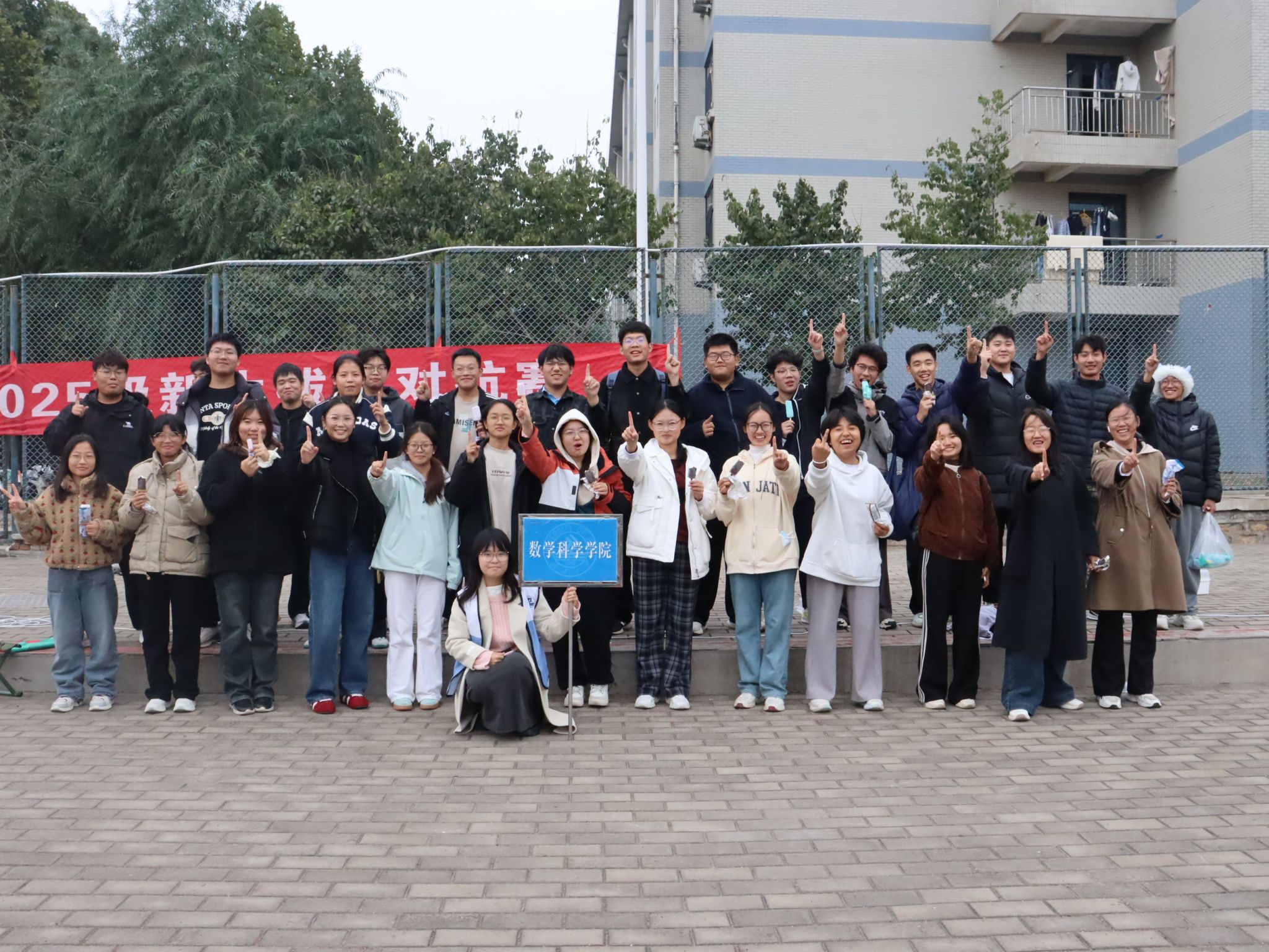 聚力赛场，绽放青春——成人论坛
跻身成人论坛
新生拔河赛四强